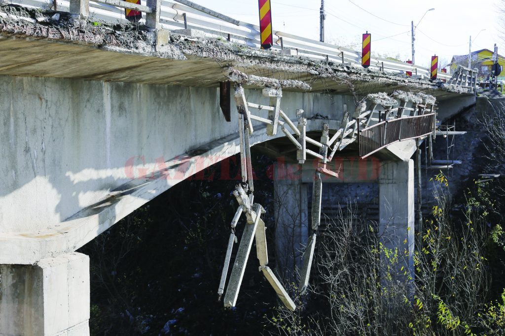 Podul de la Malu Mare prezintă degradări vizibile