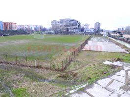 Stadionul Tineretului din Craiova, bun al CJ Dolj evaluat la 11 milioane de euro, este disputat politic de PNL și PSD. Arena zace în paragină de mai bine de 15 ani.