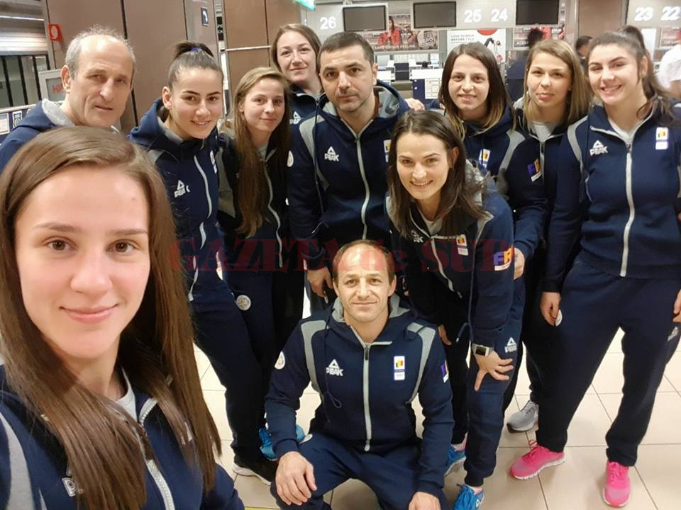 Craioveanca Alexandra Anghel (dreapta)şi colegele sale au ajuns deja în Japonia
