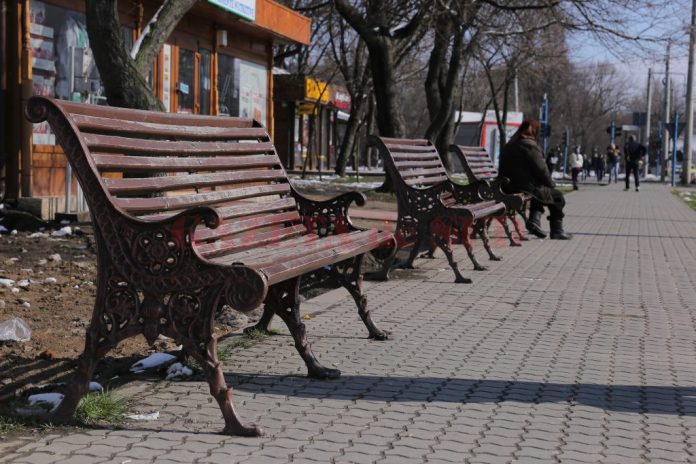 Primăria Craiova caută să cumpere 150 de bănci noi, pentru care este dispusă să ofere circa 245.000 de lei
