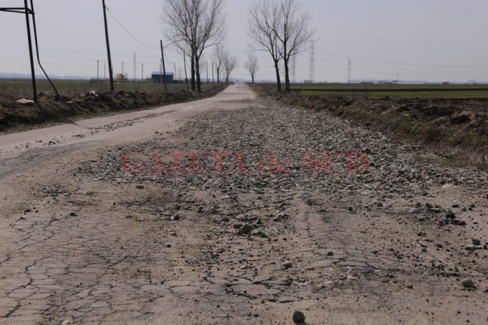 Drumul Județean 643F Ghercești - Ungureni are nevoie de reparații pe mai multe porțiuni, după ce asfaltul a cedat încă din toamna anului trecut foto, Lucian Anghel