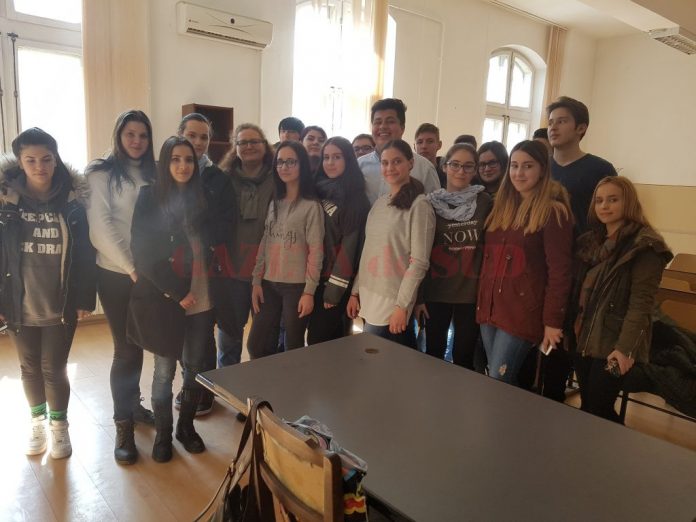 Elevii Liceului „Voltaire“ din Craiova participă la concursul național „Cetățenia digitală. Drepturi și responsabilități pe internet privind datele personale“
