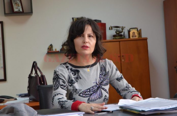 Monica Sună nu a transmis nici un comunicat oficial pe tema suspendării cursurilor pentru vineri, 2 martie, și nici nu a dorit să comunice ce se va întâmpla cu organizarea olimpiadelor județene programate pe 3 martie, și nici cu mișcarea de personal