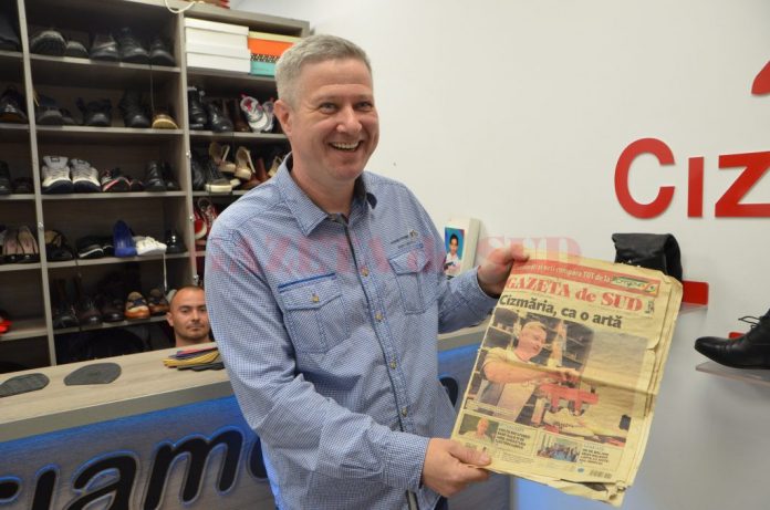 În urmă cu patru ani, meșterul cizmar a apărut în Gazeta de Sud. De atunci, el păstrează ziarul pe măsuța atelierului său din Bigul Nou, situat în Craiovița Nouă.