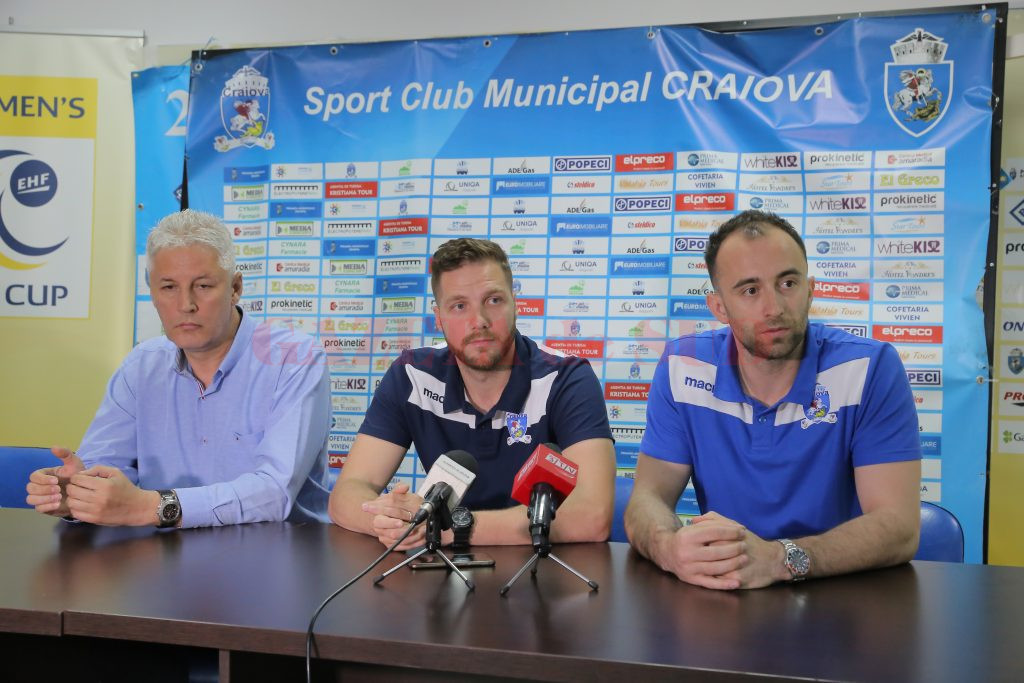 Antrenorul Dan Pascu și jucătorii Ionuț Teleleu (centru) și Bogdan Ene au vorbit despre partida cu Galați (foto: Lucian Anghel)