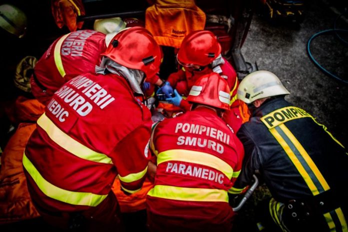 Pompierii-SMURD-PARAMEDICI-SMURD-800x533 O persoană a decedat, iar alte șase sunt rănite, după ce un microbuz s-a răsturnat