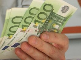 Un şofer drogat a oferit mită 500 de euro unui poliţist