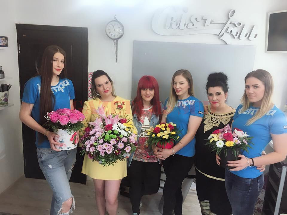 Zilele trecute, trei dintre tinerele jucătoare oltene, Cristina Lung, Andreea Rădoi şi Lorena Stoican au avut parte de câteva momente de relaxare la un salon. Personalul de acolo le-a întâmpinat pe fete cu buchete de flori