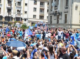 Mii de suporteri i-au aclamat pe jucătorii craioveni, care au venit în centrul orașului într-un autocar descoperit (foto: Claudiu Tudor)