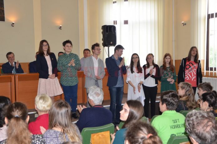 Elevii Colegiului Național „Frații Buzești“ din Craiova, premiați pentru performanțele obţinute la olimpiadele școlare