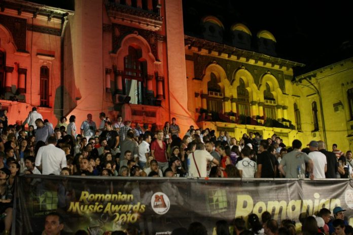 Procurorii DNA susțin că mita ar fi fost cerută în 2010, înaintea organizării unui eveniment muzical. În 2010, la Craiova s-a organizat a VIII-a ediţie Romanian Music Awards.