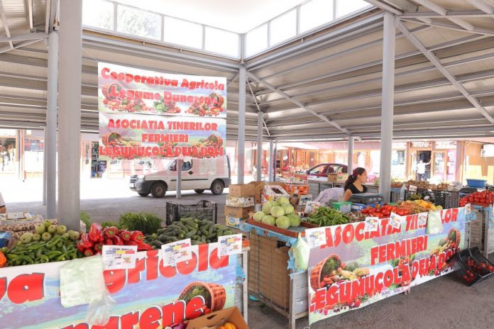 Piaţa Orizont din cartierul Craioviţa Nouă este destinată producătorilor autohtoni care fac parte din Cooperativa Agricolă Legume Dunărene (Foto: Lucian Anghel)