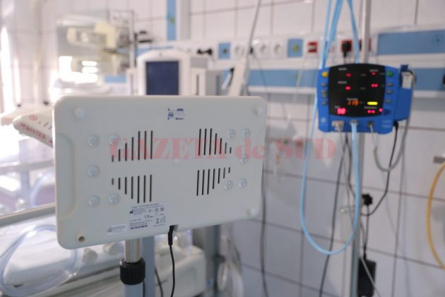 Lampa de fototerapie şi pulsoximetrul donate de RURIS Clinicii de Neonatologie a SJU Craiova (Foto: Claudiu Tudor)