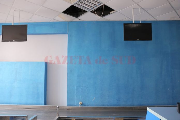 Tavanul din plăci de polistiren al Aeroportului din Craiova a cedat pe alocuri din cauza precipitațiilor
