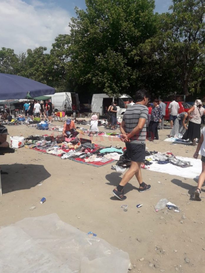 Condițiile în care vând, în weekend, unii comercianți din Târgul Municipal Craiova
