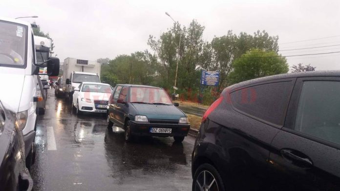 La podul peste râul Olt au mai fost făcute unele reparații în vara anului trecut, perioadă în care au fost impuse restricții de circulație. Suficient cât să se formeze cozi de mașini la intrarea și ieșirea din Slatina