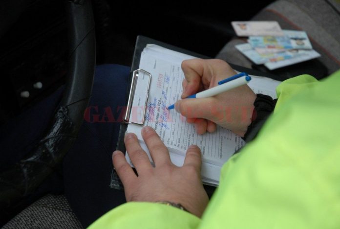 Oamenii legii au precizat că șoferul a încercat să mituiască doi polițiști pentru a nu fi amendat