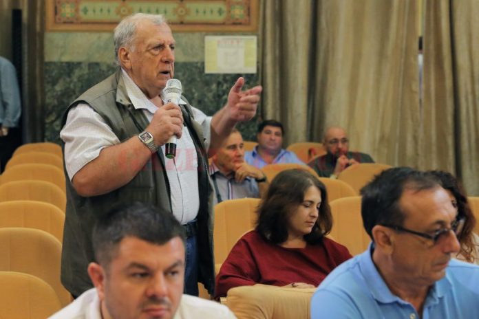 Marian Trifan, președintele Asociației Pensionarilor Civili „Mihai Viteazul”, a sugerat executivului dotarea clubului pensionarilor cu dozatoare cu cafea, ceai, apă și suc (Foto: Lucian Anghel)