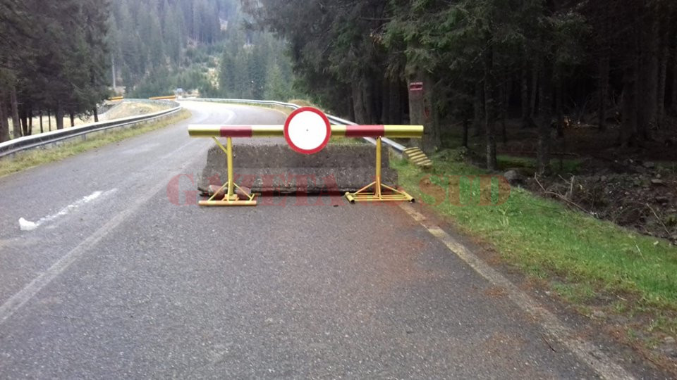 Drumarii au închis tronsoanele de drum care trec prin zone montane