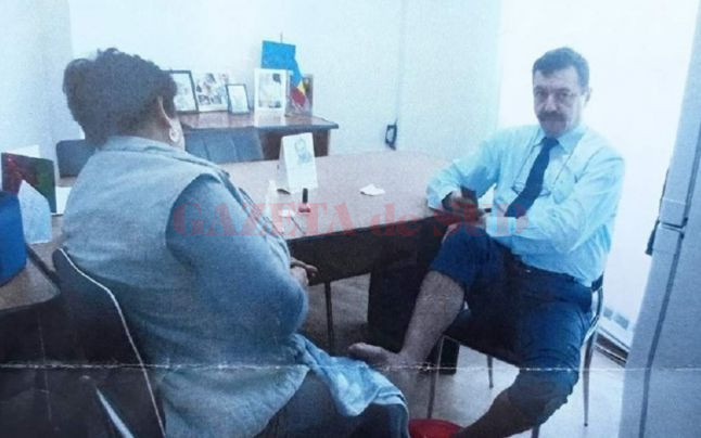 Marian Rotaru, alături de femeia de serviciu din subordine, Foto: scandaldegorj.ro