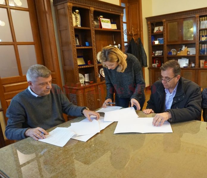 Directorul trustului Media Sud, Marius Seinea (dreapta), reprezentantul Fundaţiei Gazeta de Sud, Virginia Barbu, şi rectorul Universităţii din Craiova, prof.univ.dr. Cezar Spînu au semnat contractul de partneriat pentru acordarea unor burse studenţilor de la jurnalism