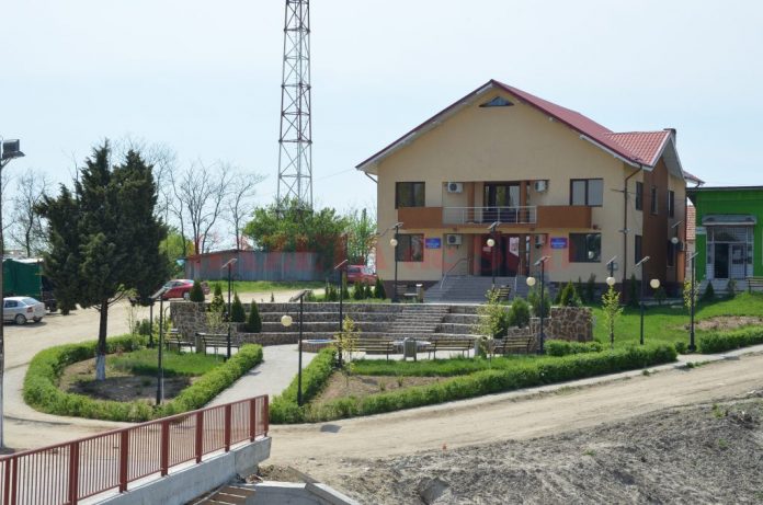 Anchetatorii au reţinut că numai pentru amenajarea părculeţului din faţa primăriei a fost achitată în plus suma de o jumătate de milion de lei.