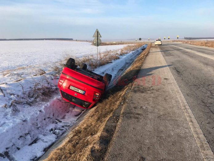 Şoferul de 20 de ani s-a răsturnat într-un şanţ de pe marginea DN 56, în comuna Podari