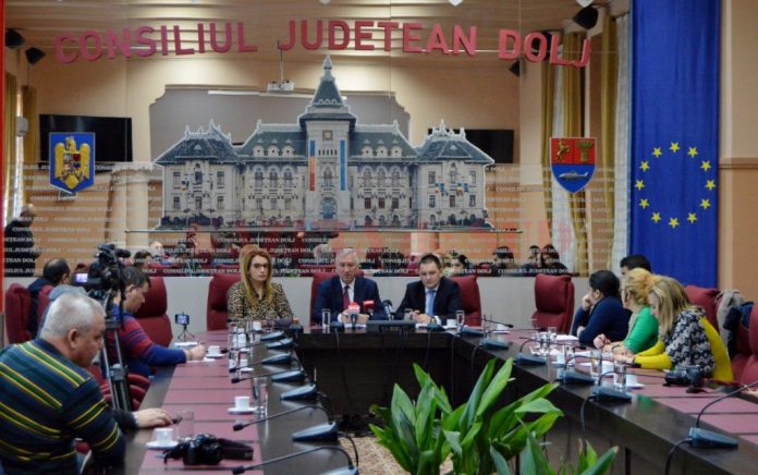 Conducerea CJ Dolj a anunţat, joi, semnarea unui nou contract de modernizare a unui drum judeţean, DJ 542 Dăbuleni - limita cu judeţul Olt