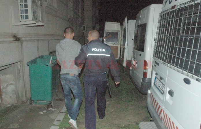 Tânărul de 21 de ani a fost reţinut pe 10 ianuarie, iar o zi mai târziu a fost arestat preventiv pentru comiterea infracţiunii de tâlhărie