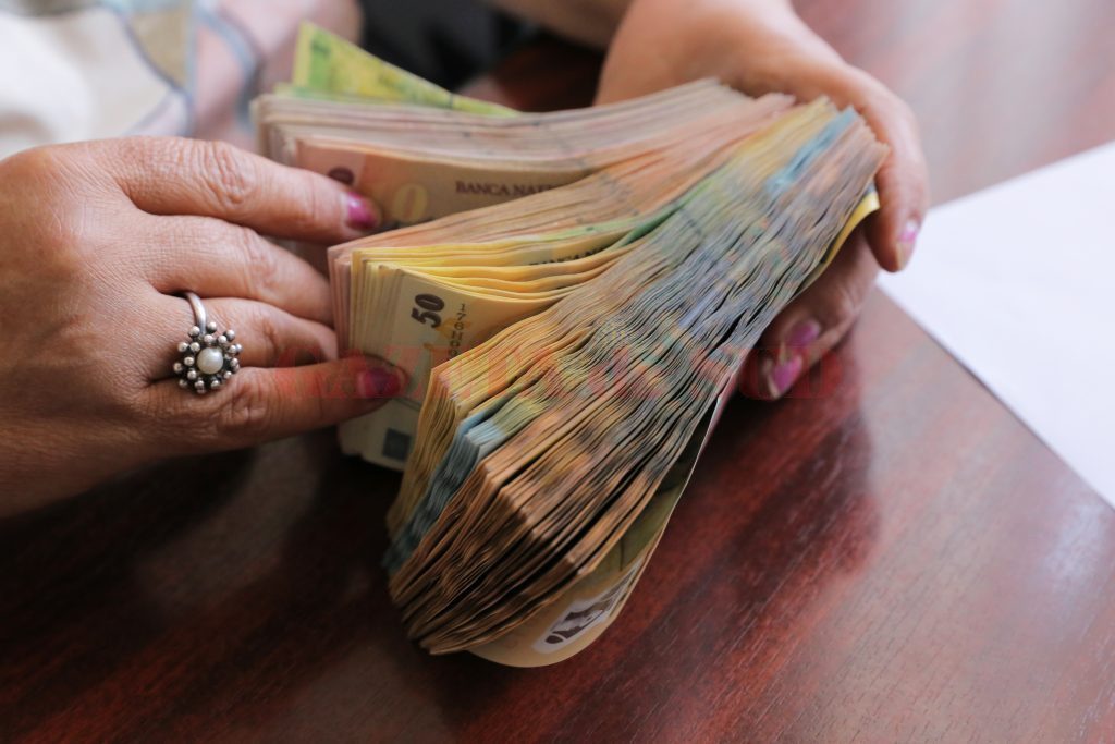 O contabilă în prag de pensie a furat 2,6 milioane lei din bugetul unui inspectorat școlar