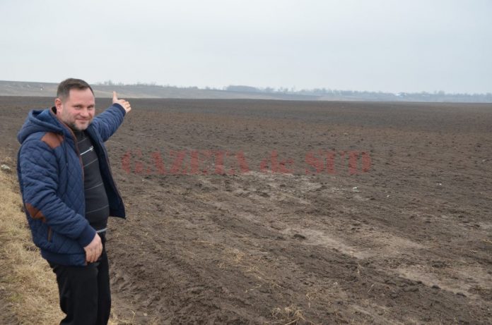 Pompiliu Pleşoianu crede că agricultura poate oferi o şansă tinerilor din Unirea (Foto: Claudiu Tudor)