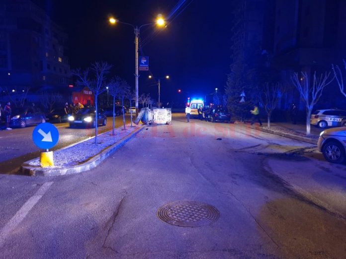 Poliţiştii spun că în urma accidentului trei tineri au fost transportaţi la Spitalul de Urgenţă Craiova pentru acordarea de îngrijiri medicale