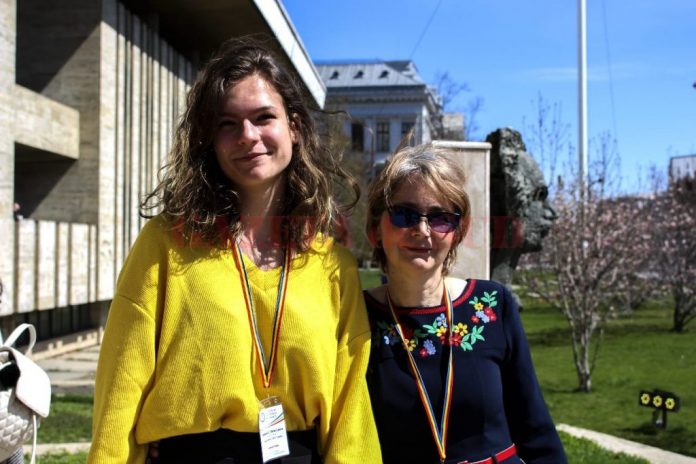 Olimpica Oana Şerbana, de la Colegiul Naţional „Carol I“ din Craiova, împreună cu profesoara de chimie Elena Băluţoiu
