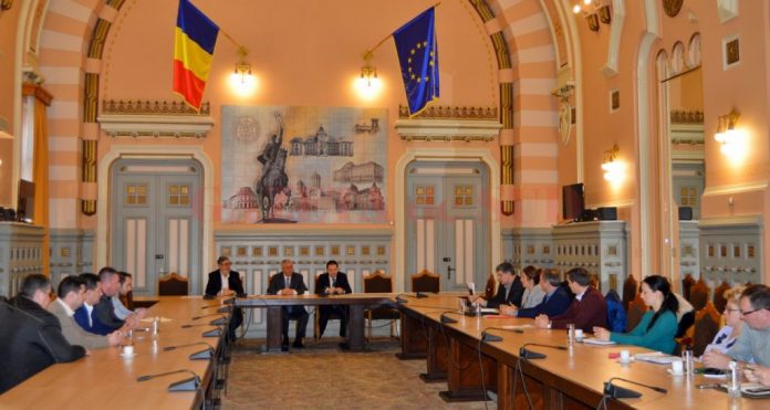 Reprezentanții primăriilor din localitățile situate pe traseul conductei de gaze Craiova - Segarcea, primul tronson al investiţiei Transgaz, au aflat ce trebuie făcut pentru a înființa sau extinde rețelele de distribuție a gazelor