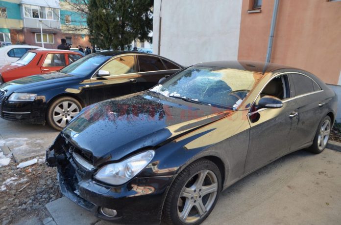 Poliţiştii doljeni au reţinut că Mercedesul condus de craioveanul de 28 de ani a fost avariat de cei patru suspecţi