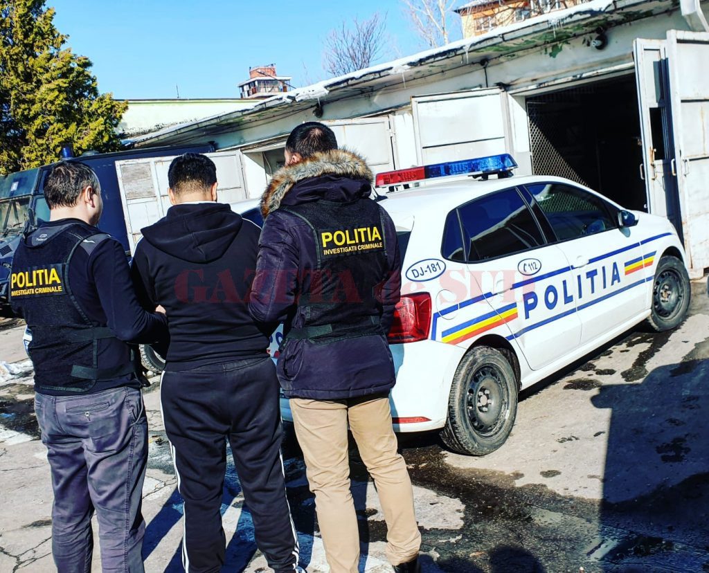Prins de poliţişti după ce a furat din biserică