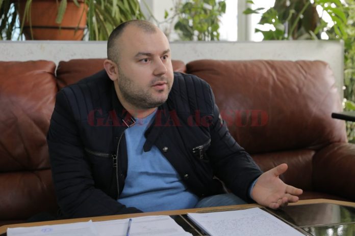 Mircea Ungureanu susţine că Primăria Craiova i-a calculat firmei sale - dealer de ATV-uri - taxă de parcare pe domeniul public, deşi vehiculele nu sunt parcate pe drumurile publice