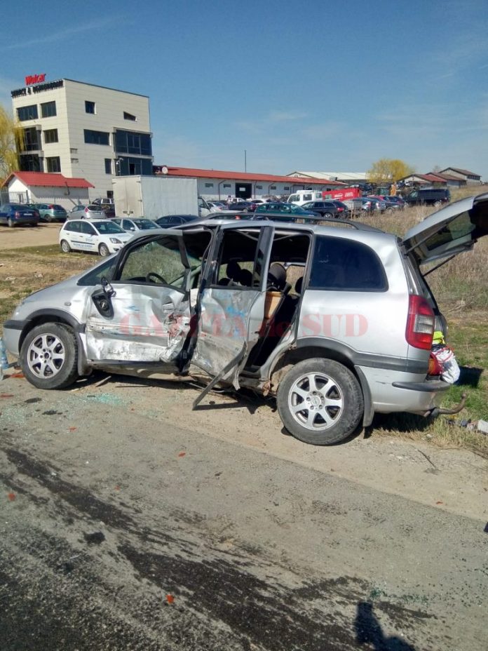 Potrivit oamenilor legii, şoferul autoturismului a fost rănit grav în urma accidentului provocat chiar de el.