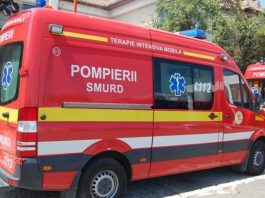 O femeie a fost transportată în stare gravă la spital, după ce și-a prins capul în sistemul de decapotare al mașinii