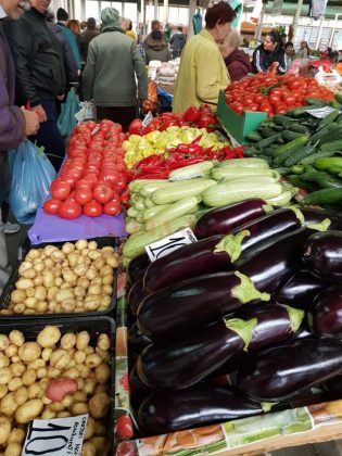 Piața Zahana din Slatina, închisă de Protecția Consumatorilor luni, a fost redeschisă astăzi