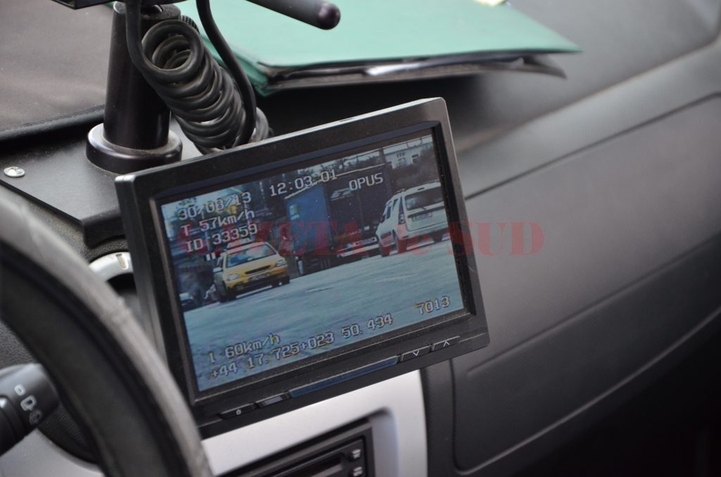 Prins de polițiști cu 122 km/h, deși avea permis de câteva zile