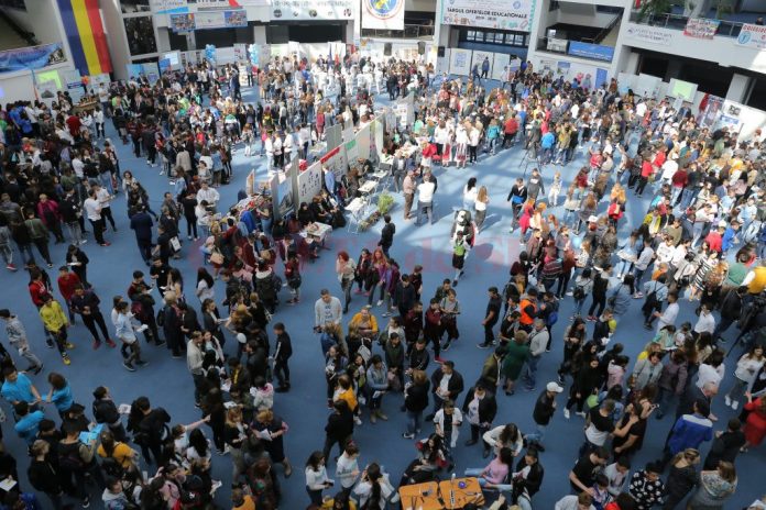 Sute de elevi au fost prezenţi la Târgul Ofertelor Educaţionale, eveniment organizat la Centrul Multifuncţional Craiova