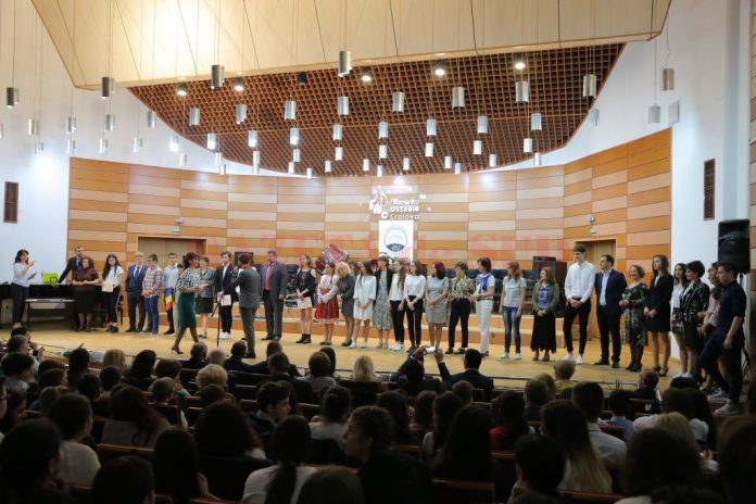 Colegiul Naţional „Carol I“ din Craiova la festivitatea aniversară a 193 de ani de existenţă a premiat elevii acre au făcut performanţe la olimpiadele şcolare, foto Lucian Anghel