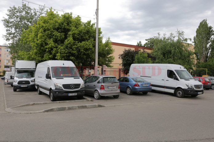Parcarea de pe strada Gheţişoarei este plină de autoutilitare, camioane şi vehicule care aparţin unor societăţi Foto, Lucian Anghel