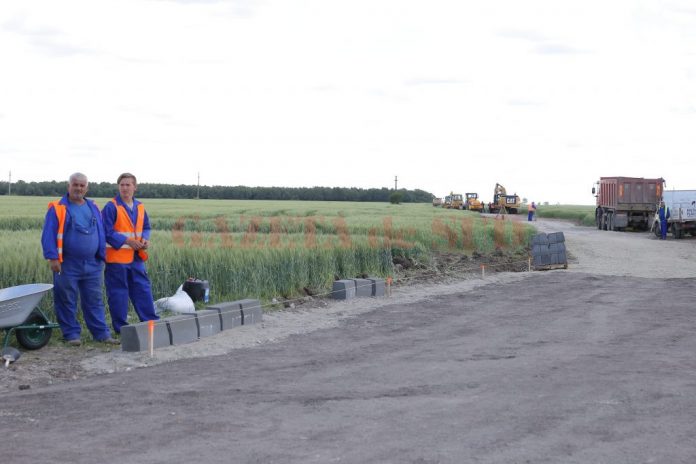În ziua inaugurării lucrărilor, pe 22.05.2019, s-au pus câteva borduri pe un drum tehnologic, paralel cu drumul expres foto, Lucian Anghel