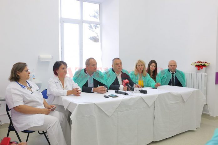 Conducerea Spitalului „Filantropia“ şi reprezentanţi ai Primăriei Craiova, în frunte cu Mihail Genoiu, au inaugurat joi Secţia de Neonatologie a Spitalului „Filantropia“ (Foto: Lucian Anghel)