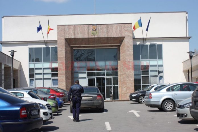 La sfârşitul lunii martie, Curtea de Apel Craiova a dispus arestarea în lipsă a executorului Drăgoi, care este acuzat de comiterea mai multor infracţiuni de înşelăciune sau abuz în serviciu