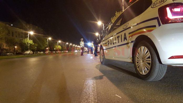 Potrivit anchetatorilor, şoferul băut a fost urmărit pe mai multe străzi din Craiova după ce a lovit un poliţist cu maşina