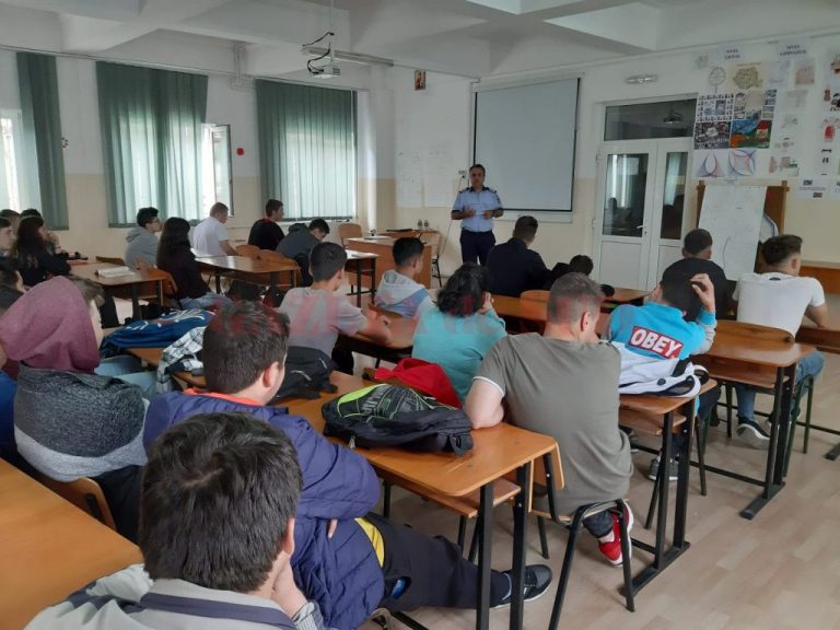 Vâlcea: Acţiuni preventive ale poliţiştilor în şcoli şi grădiniţe