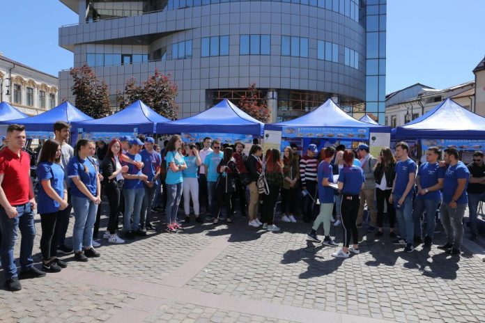 Cursanţii Universităţii din Craiova, la activitatea Studenţii noştri pot mai mult (foto : Lucian Anghel)